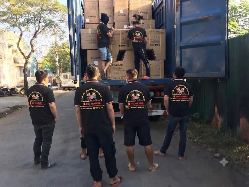 Đội ngũ Minh Đức xếp hàng vào container
